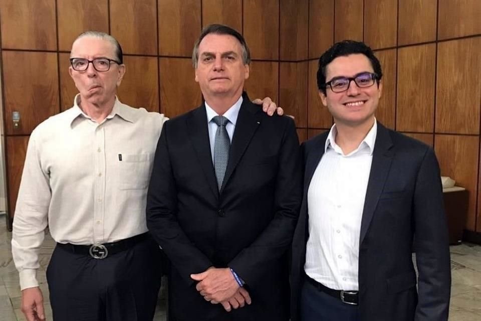 El Mandatario publicó una foto con sus médicos en su cuenta de Twitter.