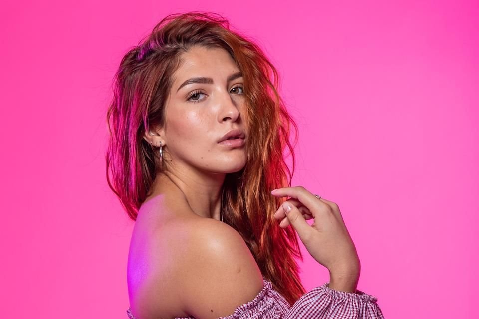 Karla Vallín, hija del guitarrista de Maná, opta por géneros diferentes para sobresalir por su lado.
