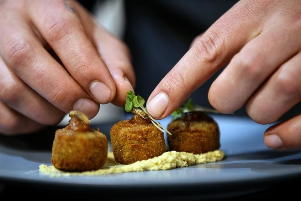 Mario Barnard se asoció con la empresa local Gourmet Grubb, que convierte las larvas de mosca soldado negra en proteína en polvo y leche, que se usan para hacer helados a base de insectos.
