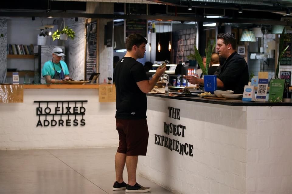 El chef Mario Barnard inauguró, en Ciudad del Cabo, un restaurante en el que sólo se sirven platillos a base de insectos.