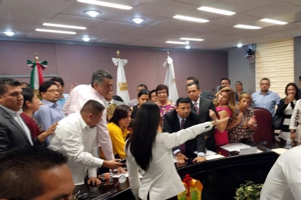 Morena impone leyes a modo en 7 de 23 Legislaturas donde es mayoría, como en BC; ha protagonizado disputas por destituciones y nuevas leyes.