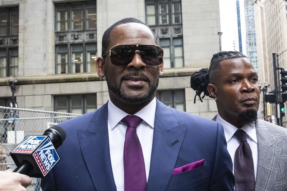 El abogado de R. Kelly pidió la semana pasada que lo sacaran de su confinamiento en solitario alegando que se le había sometido a un castigo cruel por ser celebridad.