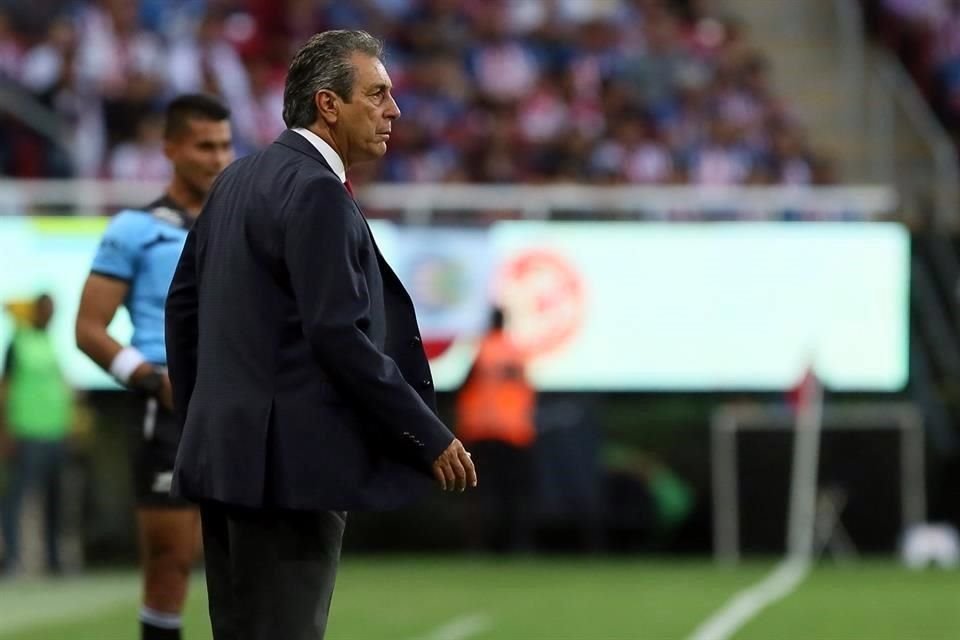 El técnico de las Chivas arremetió contra el delantero francés.