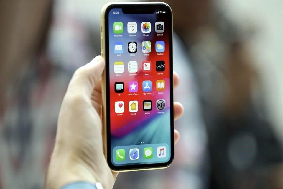 Apple cobra el 30% de los ingresos de las suscripciones por primera vez realizadas a través de aplicaciones de iOS; esa comisión se reduce al 15% después del primer año del suscriptor. 