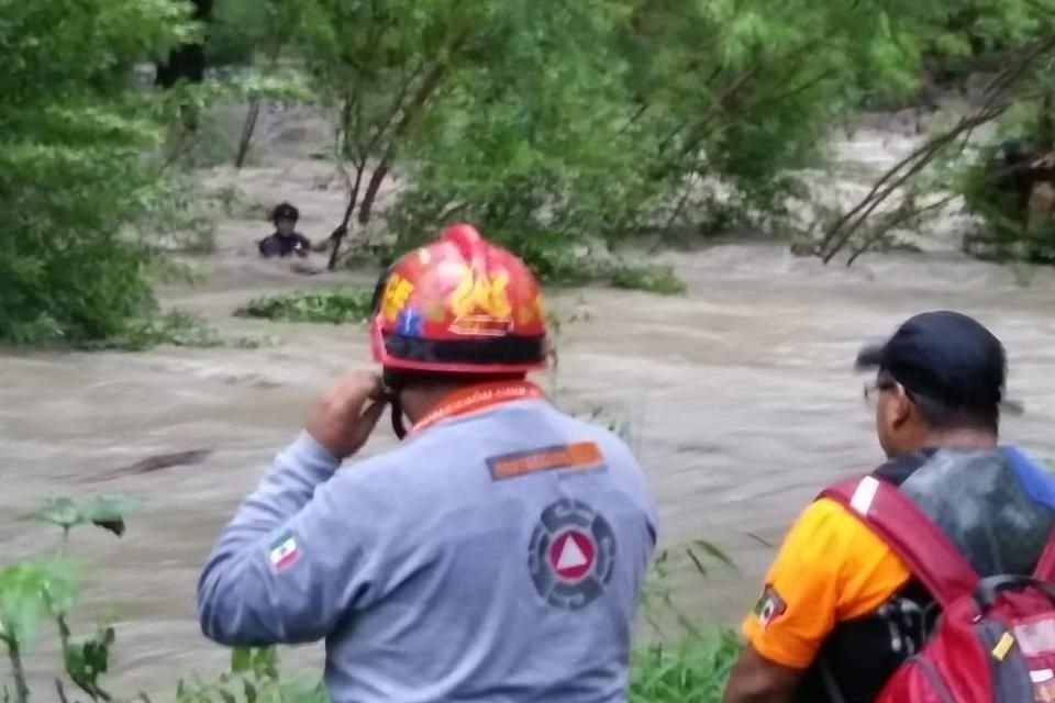 Protección Civil de Guadalupe rescata a 3 migrantes hondureños que quedaron atrapados por 2 horas en la corriente del Río La Silla.