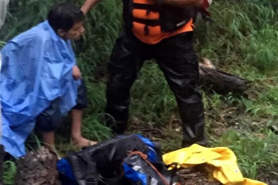 Las personas fueron sujetadas con cuerdas y provistas de chalecos salvavidas. 