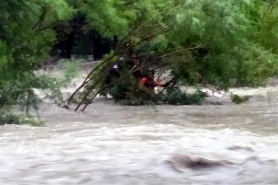 Se informó que los tres hombres se encontraban descansando cuando fueron arrastrados por la corriente.