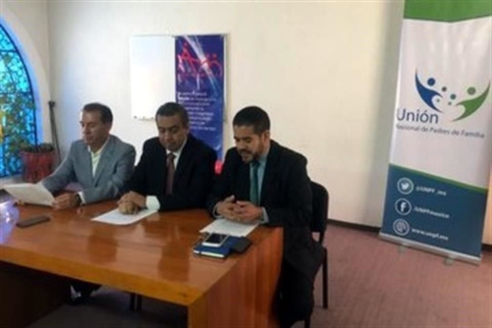 En conferencia de prensa, Carlos Aguirre (centro), director de Alianza de Maestros, indicó que existen imprecisiones en la Ley para el Sistema de la Carrera de los Maestros.