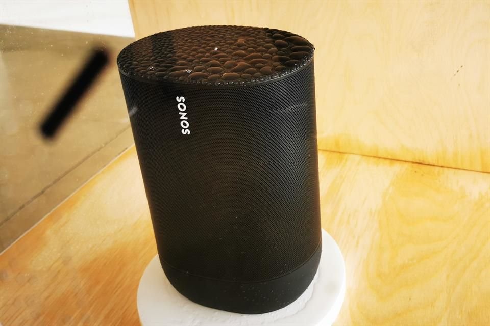 Sonos Move tiene una certificación IP56, pero además resiste caídas, golpes, lluvia, humedad, polvo, rayos UV y cambios de temperatura.