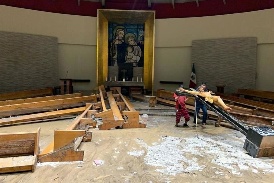 Las fuertes lluvias terminaron por inundar y afectar las instalaciones de una iglesia en la Colonia Cumbres, en Monterrey.