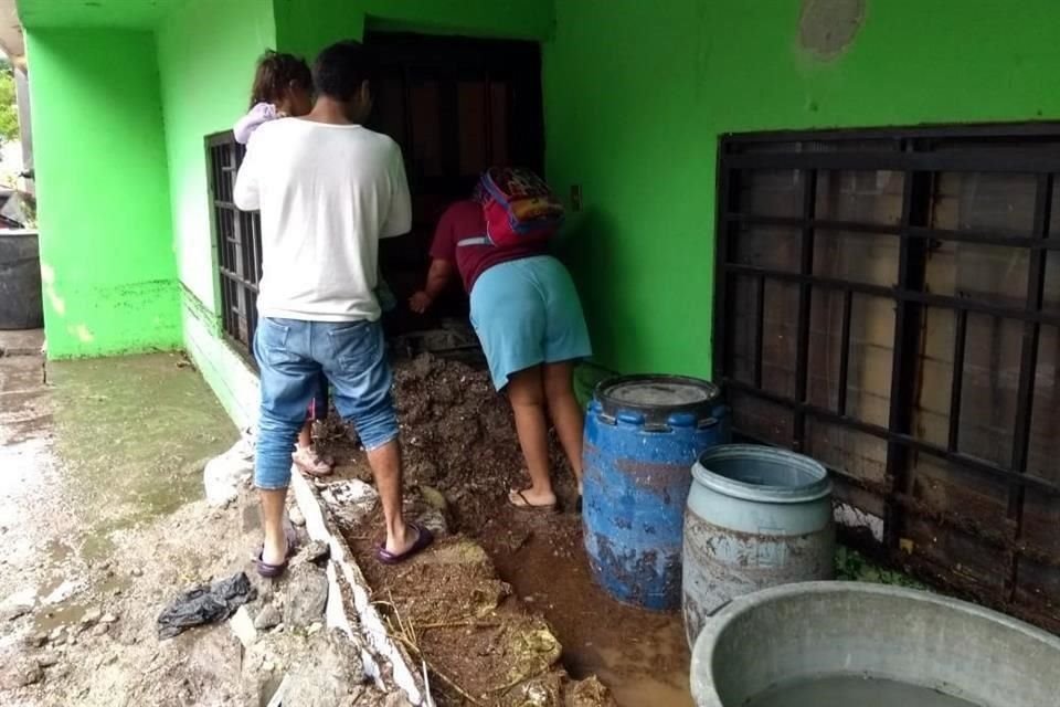 Vecinos de la Colonia Salvador Allende volvieron esta mañana a sus hogares para encontraron sus viviendas inundadas. 