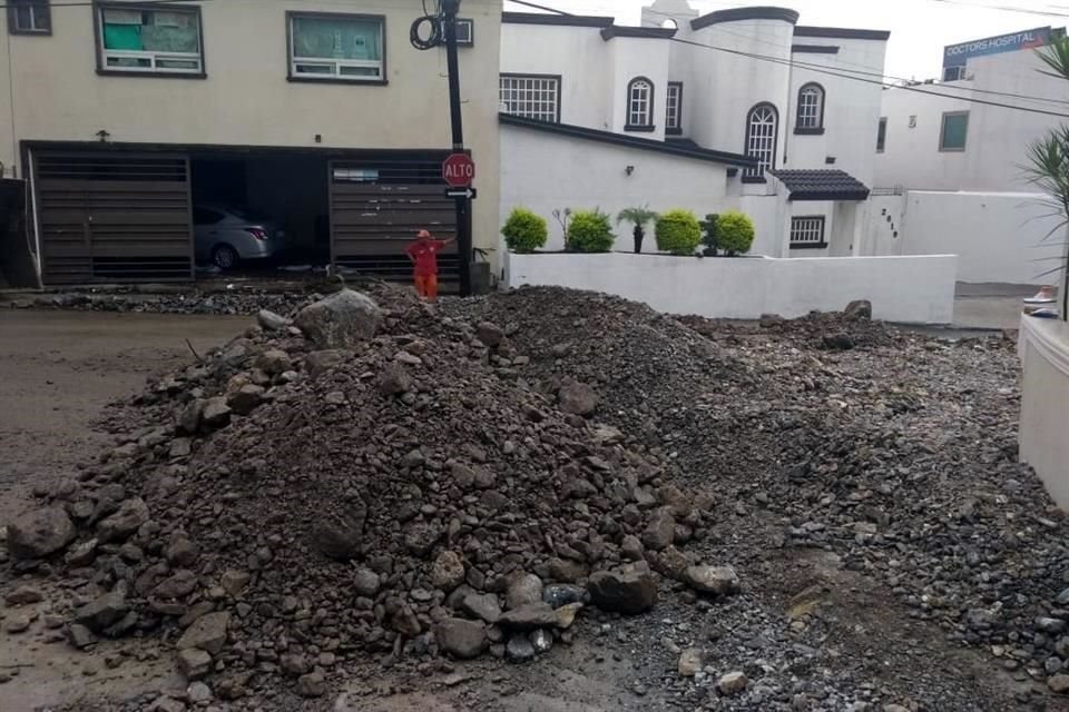 La calle Juárez quedó intransitable, y aunque el alud de tierra no se metió a las casas, sí impide la salida de los autos estacionados en las cocheras.