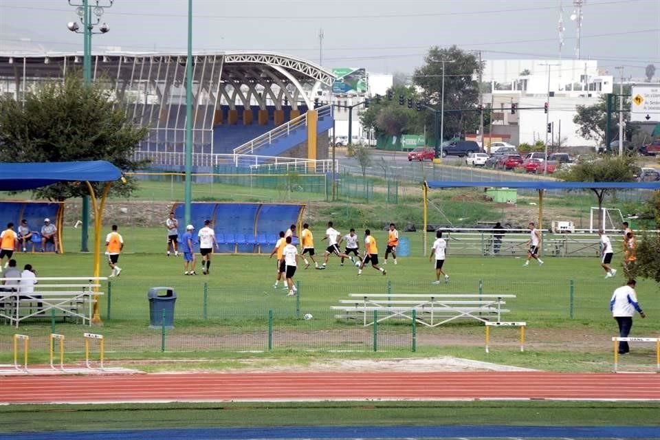 Los felinos entrenaron esta mañana en el Polideportivo de la UANL.