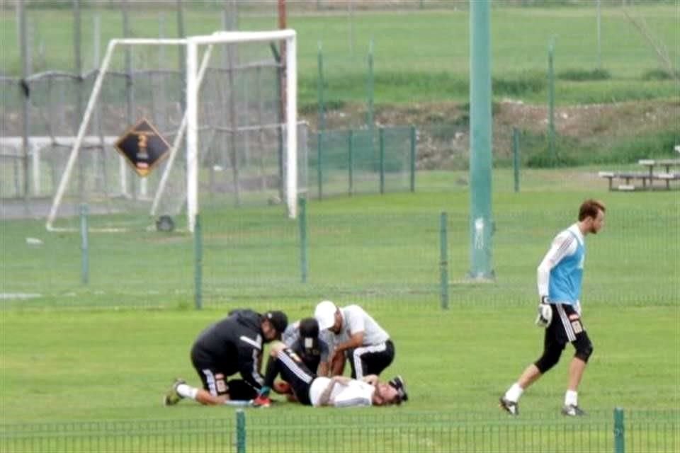 El francés dejó momentáneamente la práctica por un golpe en el tobillo.