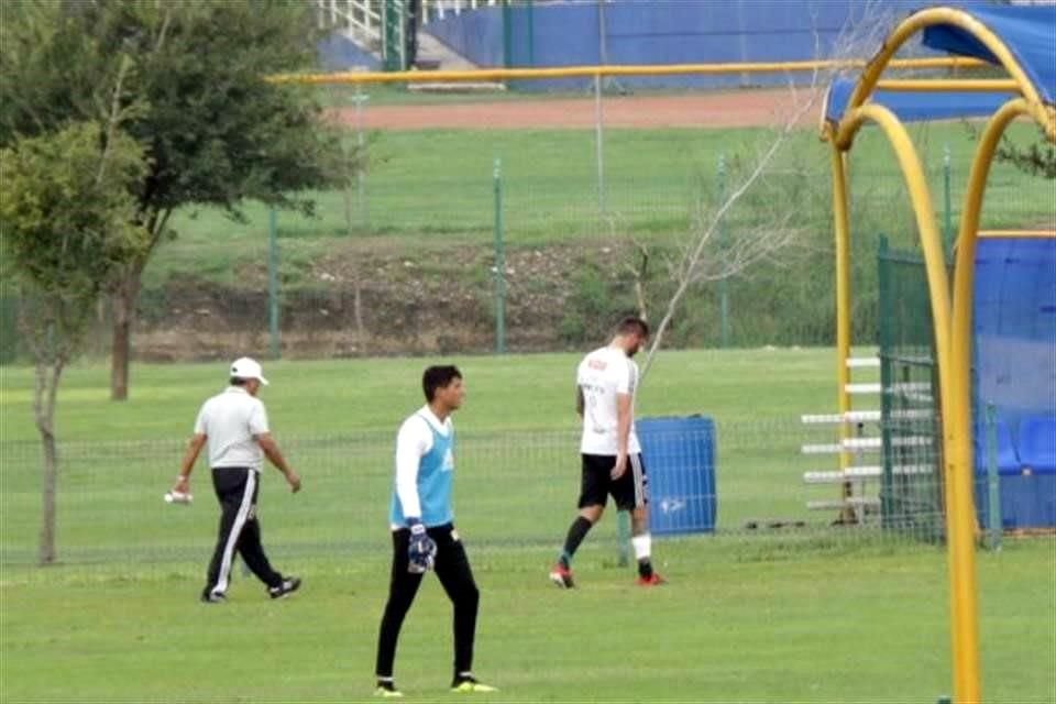 Sin embargo todo quedó en un susto ya que a los cinco minutos regresó al entrenamiento.