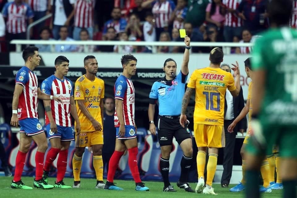 Gignac y Boy tuvieron una discución durante el partido entre Tigres y Chivas, en la segunda fecha de la Liga MX.