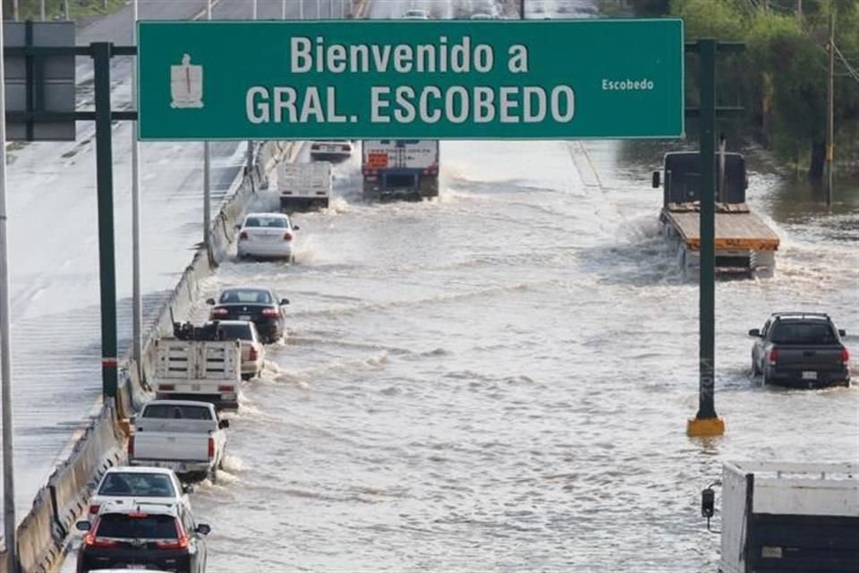 Uno a uno pasan los coches pequeños por el único carril libre. 
