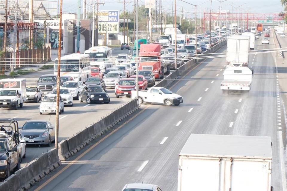 Algunos conductores circulan en contra o aprovechan un tramo sin muro central para sacarle la vuelta.