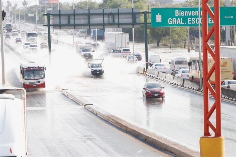 Tres de los cuarto carriles de la vía con rumbo al sur se encuentran inundados. 