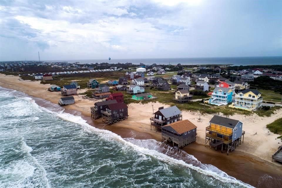 En Rodanthe, Carolina del Norte, comenzaba a notarse el alto oleaje.