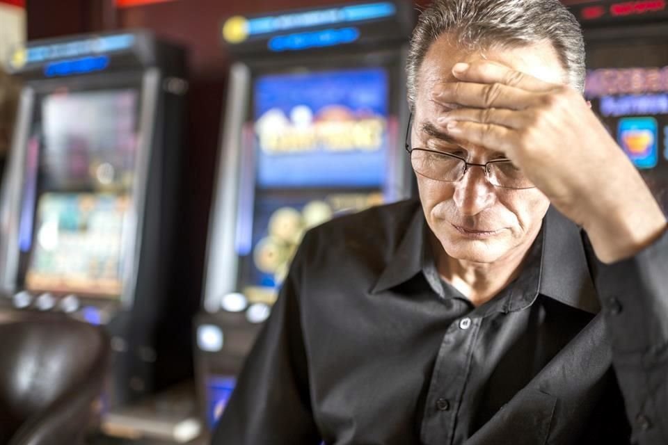 Pedir prestado, robar o empeñar cosas para tener dinero que apostar son comportamientos que hablan de una adicción al juego.
