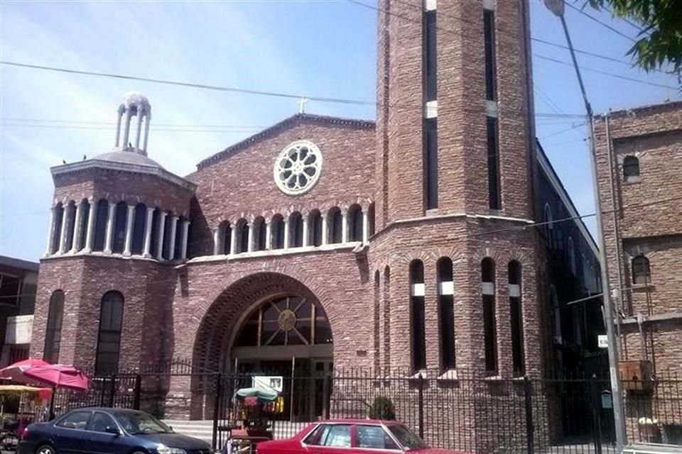 El Templo de la Medalla Milagrosa, ubicado en la calle Edison, en el Centro de Monterrey, sigue el lenguaje del historicismo y se diseñó en 1950.