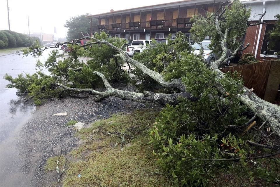 El debilitado huracán 'Dorian' inundó casas en Outer Banks, Carolina del Norte y tiró árboles con sus fuertes vientos.