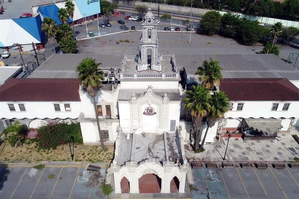 El proyecto colonial californiano de los California Courts se comenzó a construir a finales de los años 30 y tiene muros de ladrillo de barro y piedra de la región.