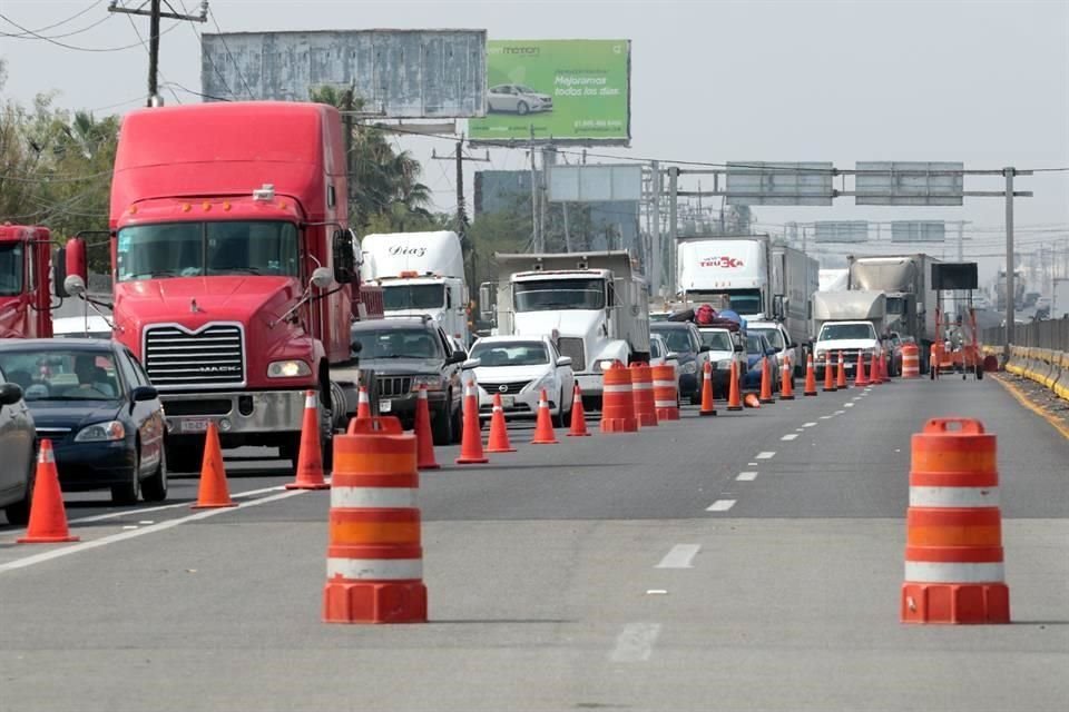 De acuerdo con Caminos y Puentes Federales Nuevo León y la Policía Federal, el atorón vial está en el kilómetro 27 de la Autopista a Laredo.