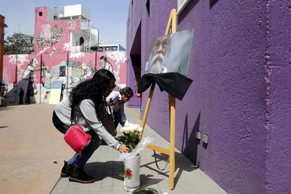 Las rosas blancas de María Camacho fueron las primeras de la ofrenda espontánea que durante la mañana fue acumulando ramos de flores y algunas veladoras.