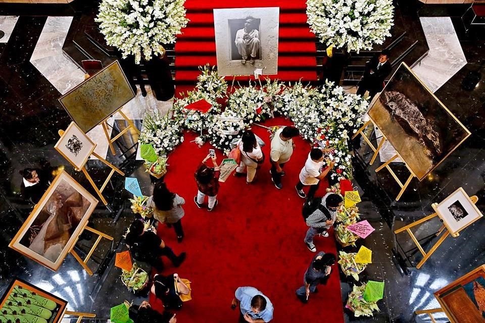 En el vestíbulo del Palacio de Bellas artes se levantó una ofrenda para rendirle tributo al artista Francisco Toledo.