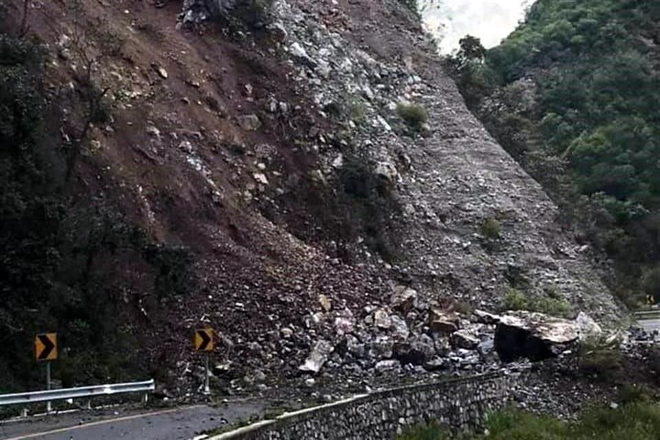 Un deslave en Iturbide bloqueó ayer la Carretera Linares-Galeana.
