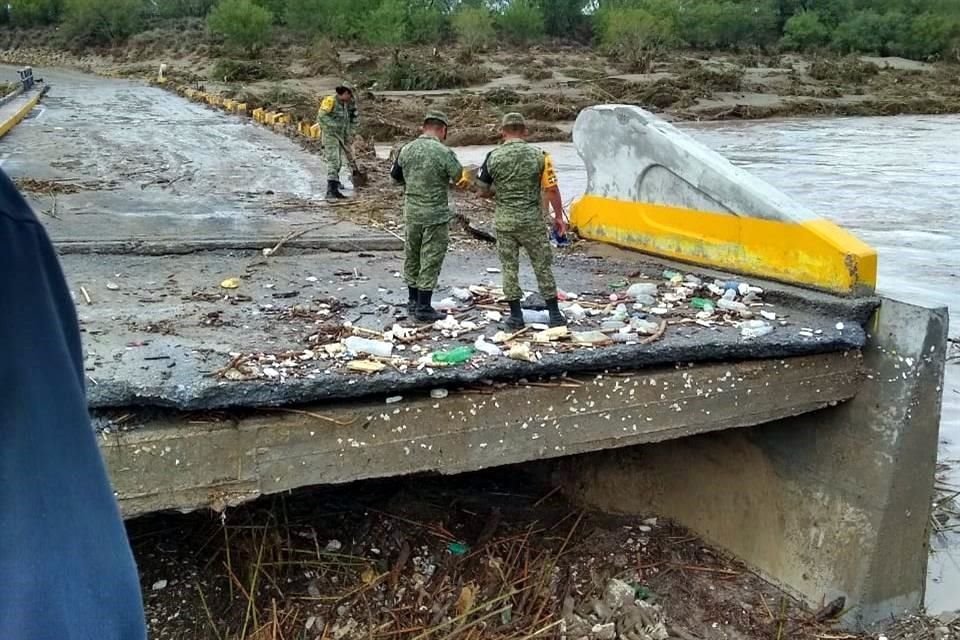 Un puente que conecta la cabecera municipal de Los Ramones con la Autopista a Reynosa colapsó ante el caudal del Río Pesquería.