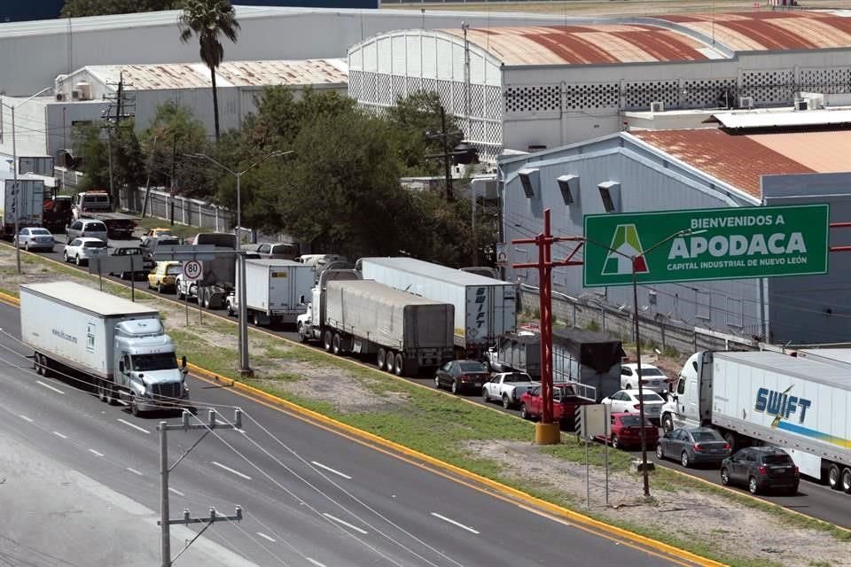 El cierre de dos carriles de la carretera a Laredo en su sentido hacia Monterrey colapsó por completo la vialidad de la zona, formando filas kilométricas.