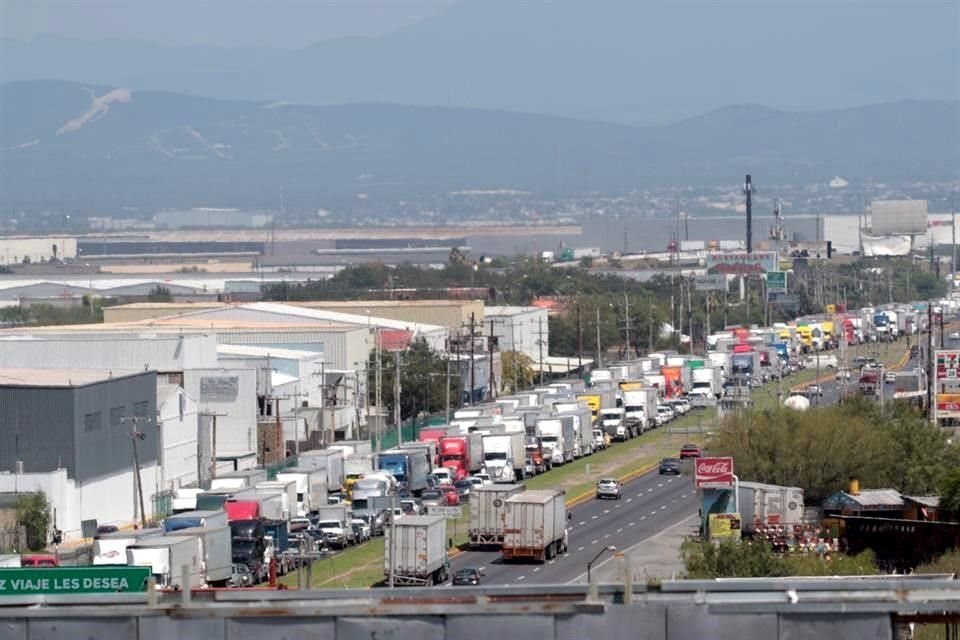 El cierre de dos carriles de la Carretera a Laredo, en su sentido hacia Monterrey, colapsó por completo la vialidad de la zona, formando filas kilométricas.