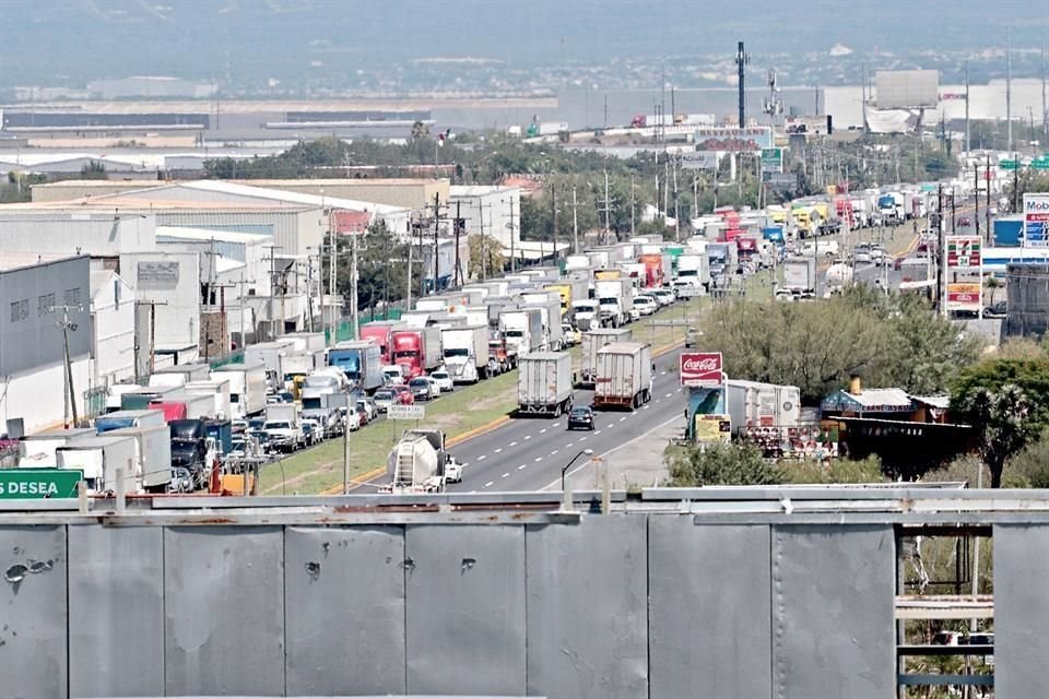 Filas de hasta 6 kilómetros se formaron en el sentido hacia Monterrey, por obras de pavimentación a la altura del Campo Militar.