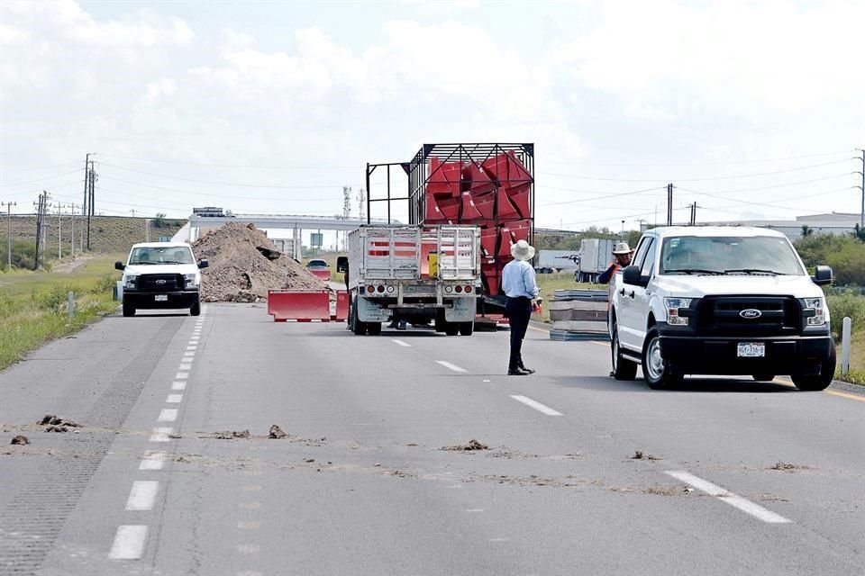 El cierre en la Autopista se debe a trabajos para reparar un pluvial donde se registró un hundimiento.