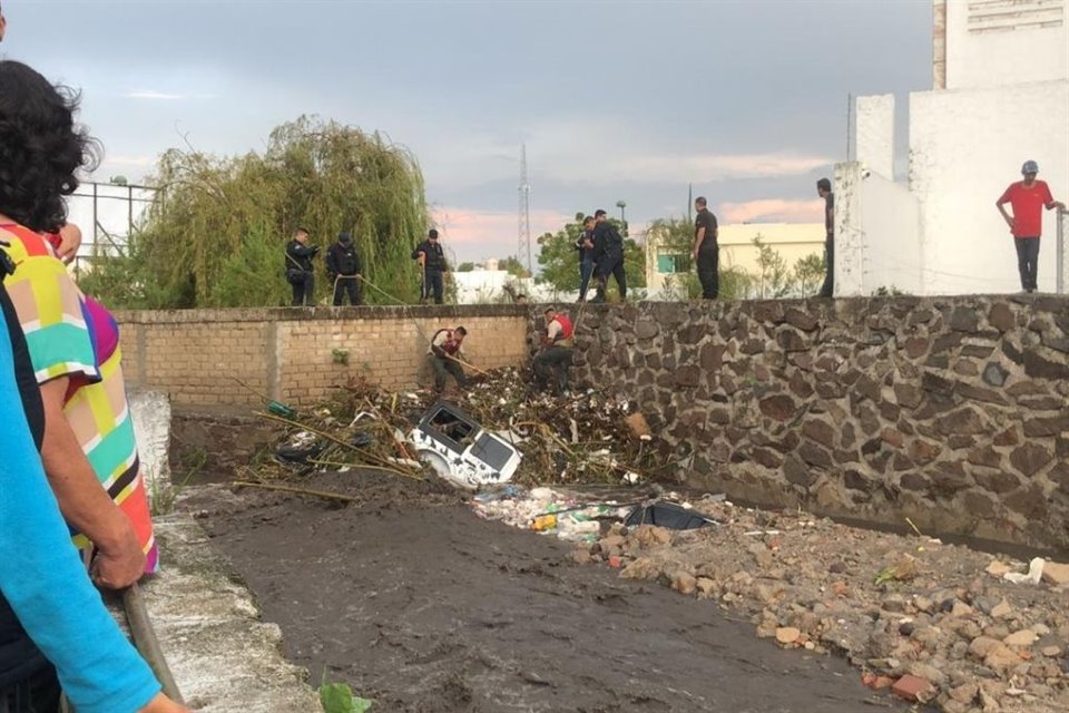 Protección Civil rescató a una menor y a su papá, quienes también fueron arrastrados por la corriente. 