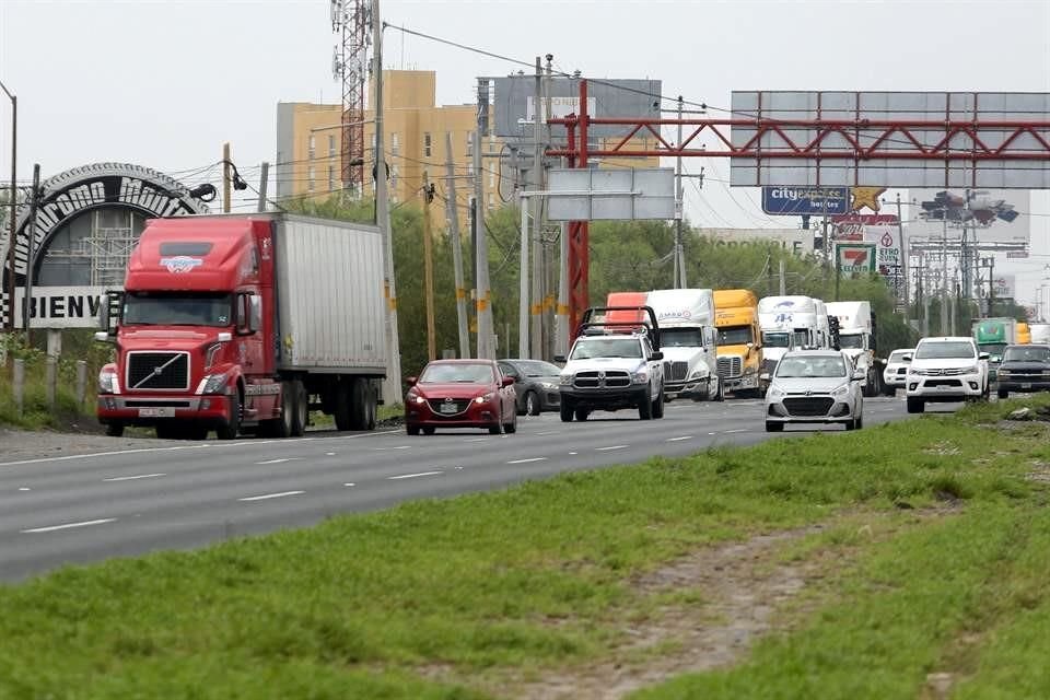 Pese a la prohibición en el Reglamento vial, los tráileres se estacionan en el acotamiento de la Carretera a Laredo.