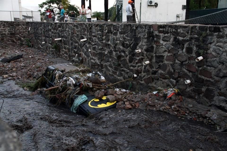 Los vecinos, las patrullas, los bomberos y las ambulancias se reunieron desde las 18:00 horas para ayudar a rescatar a aquellos que quedaron varados. 