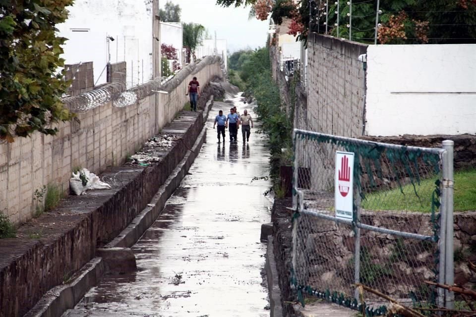 Primero rescataron a una menor y a su papá, y después a otros dos adultos quienes solo reportaron heridas de regular a leves. 