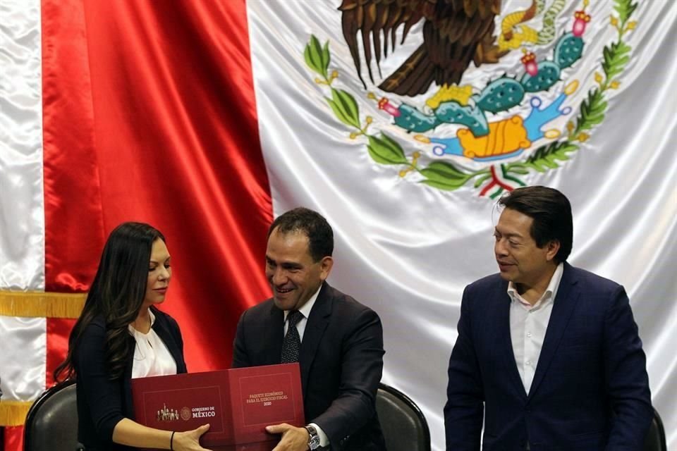 El Secretario de Hacienda, Arturo Herrera (C), entregó el domingo el paquete económico a los diputados Laura Angélica Rojas (Izq.), y Mario Delgado (Der.), en la Cámara de Diputados.