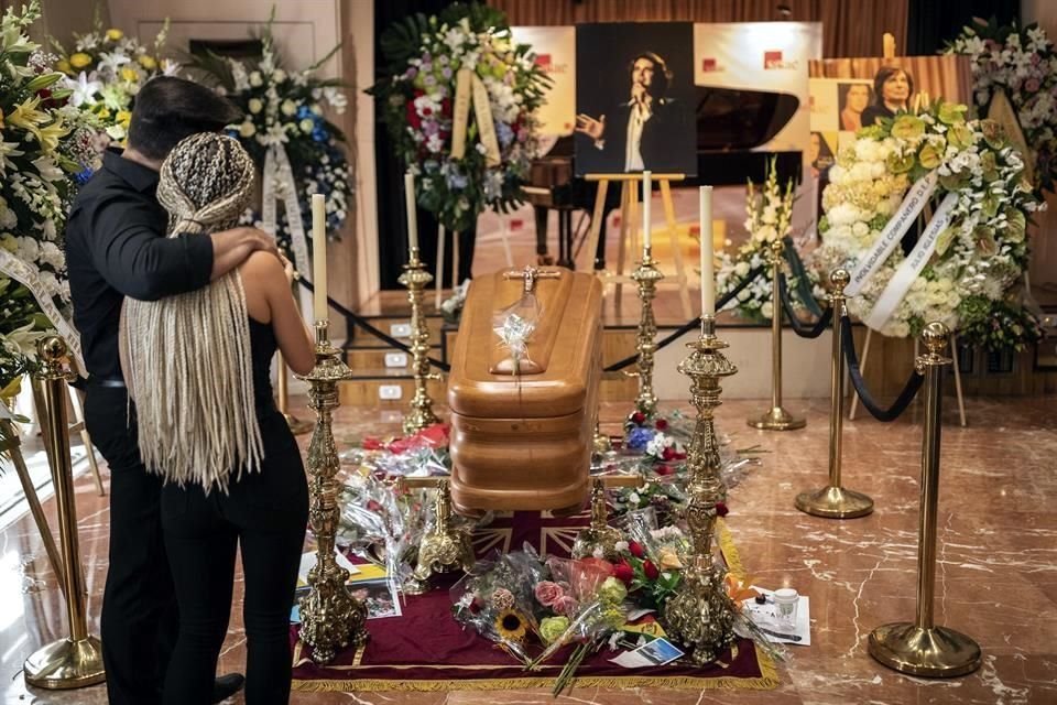 Admiradores despiden en Madrid al cantante y compositor español Camilo Sesto, quien falleció en una clínica debido a complicaciones renales y cardíacas.