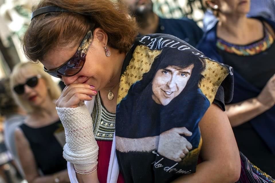 Admiradores despiden en Madrid al cantante y compositor español Camilo Sesto, quien falleció debido a complicaciones renales y cardíacas.