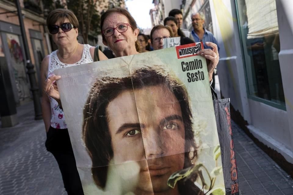 Admiradores despiden en Madrid al cantante y compositor español Camilo Sesto, quien falleció debido a complicaciones renales y cardíacas.