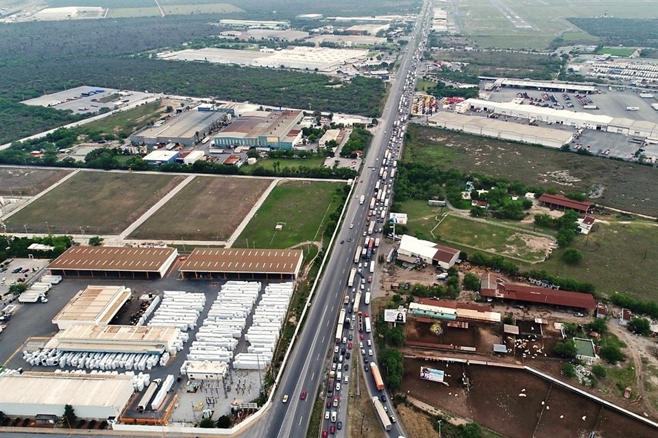 Con la obra el congestionamiento vehicular que produce un semáforo en la Carretera a Nuevo Laredo quedaría aliviado.