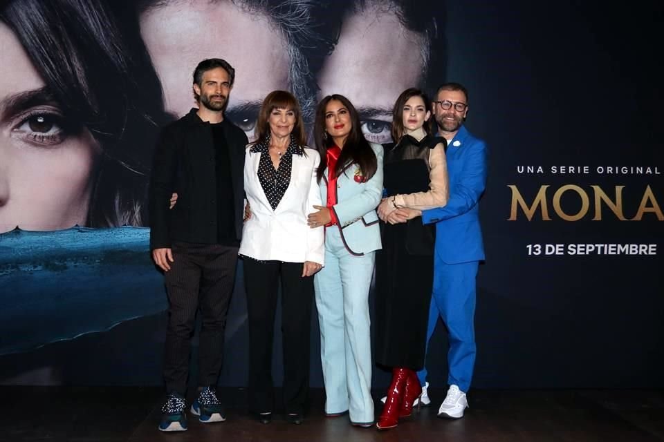 Osvaldo Benavides, Rosa Maria Bianchi, Salma Hayek, Irene Azuela y Juan Manuel Bernal estuvieron en la presentación de Monarca.