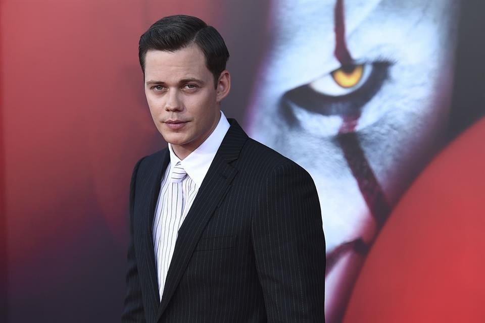 Bill Skarsgard reveló que es papá de una niña de 11 meses.