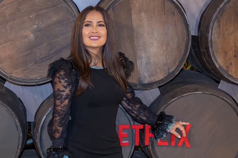 Salma Hayek causó impresión y buen ánimo en los presentes a la alfombra roja.