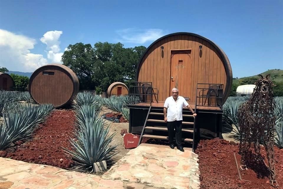 Con su hotel de habitaciones en forma de barrica y otros atractivos, Carlos Hernández ha logrado retener más a clientes.